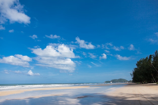 Mar, vento, ondas e céu nublado