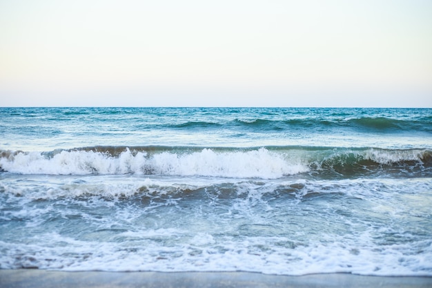 Mar de verano con ola de agua azul