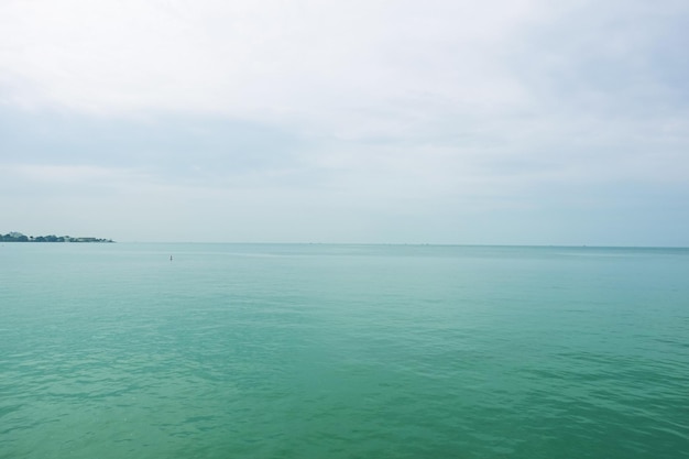 Mar verde y cielo azul