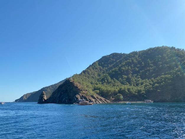 Mar verde e montanhas bela natureza