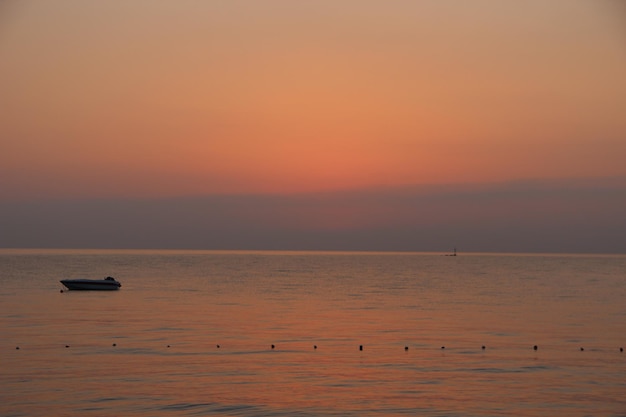 Mar Vermelho amanhecer do mar no verão