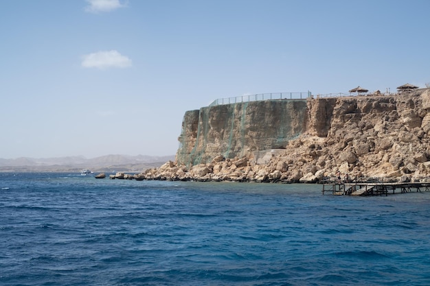 Mar Vermelho no Golfo de Aqaba cercado pelas montanhas da Península do Sinai Dahab Egito