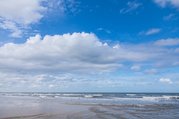 Mar, viento, olas y cielo nublado