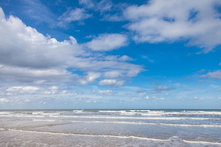 Mar, viento, olas y cielo nublado