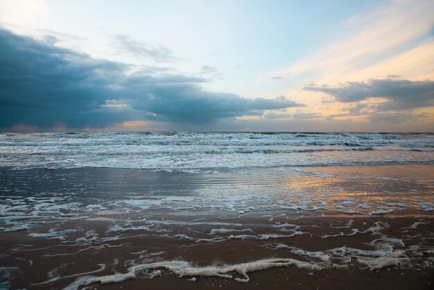 Mar de Wadden en marea baja, paisaje de playa del Mar del Norte, costa en la isla de Romo en Dinamarca al atardecer