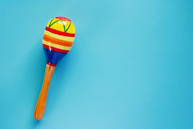 Foto maracas auf blauem hintergrund