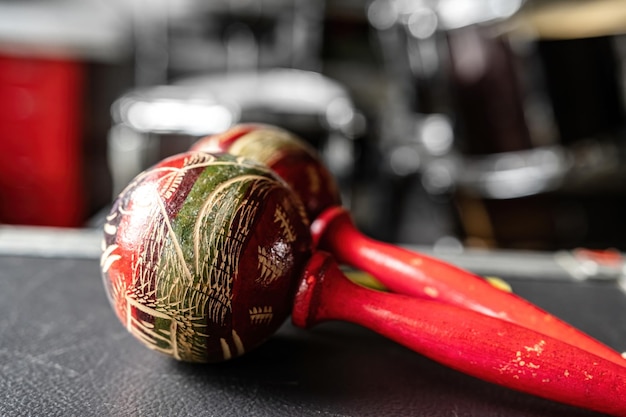 Maracas coloridas para música hispânica na mesa no estúdio de gravação closeup tradicional agitação musical