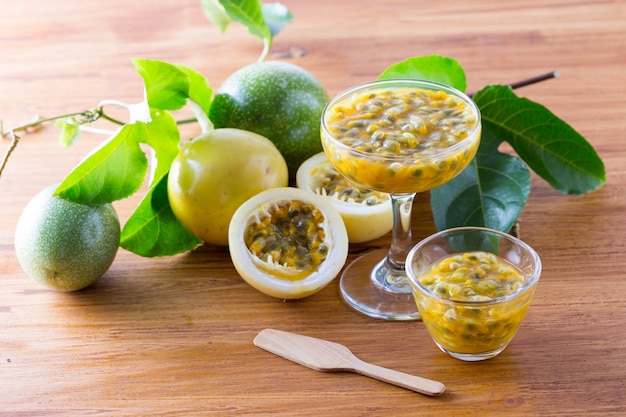 Maracujá amarelo no fundo da mesa de madeira