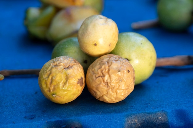 Maracuja viele tropische Fruchtsorten auf dem Markt