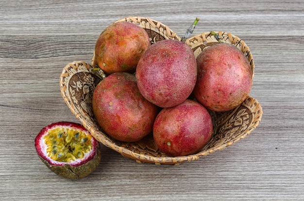 Maracuyá de frutas tropicales frescas