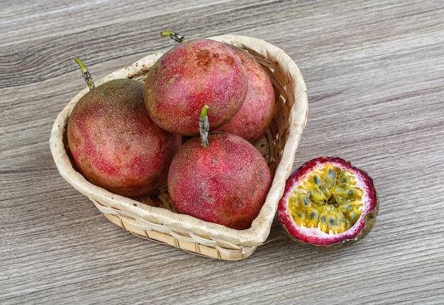 Maracuyá de frutas tropicales frescas