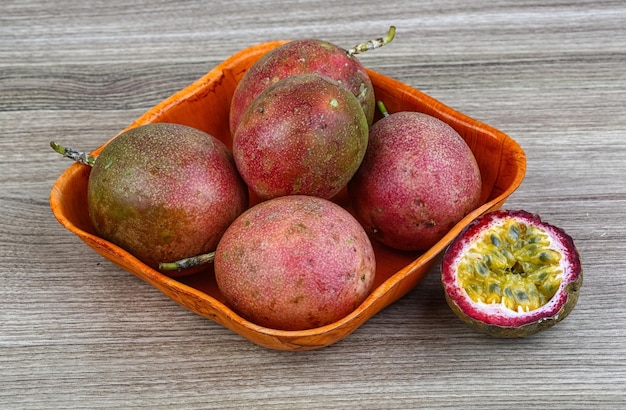 Maracuyá de frutas tropicales frescas