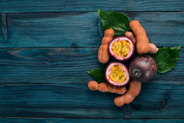 Maracuyá Frutas tropicales Sobre un fondo de madera Vista superior Espacio de copia