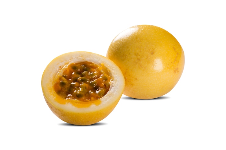 Maracuyá o maracuyá, fruta entera y abierta.