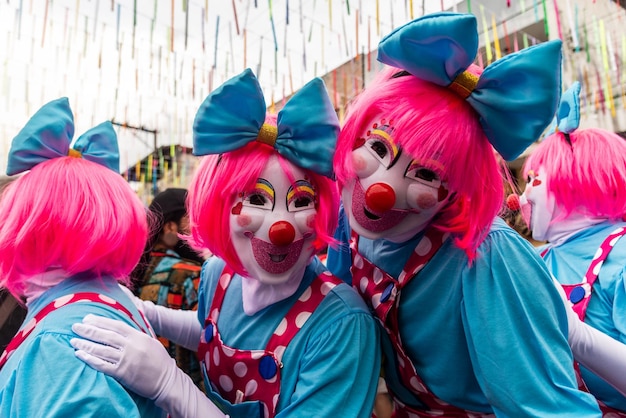 Maragogipe Bahía Brasil Febrero 20 2023 personas disfrazadas juegan durante el Carnaval en la ciudad de Maragogipe Bahía Brasil