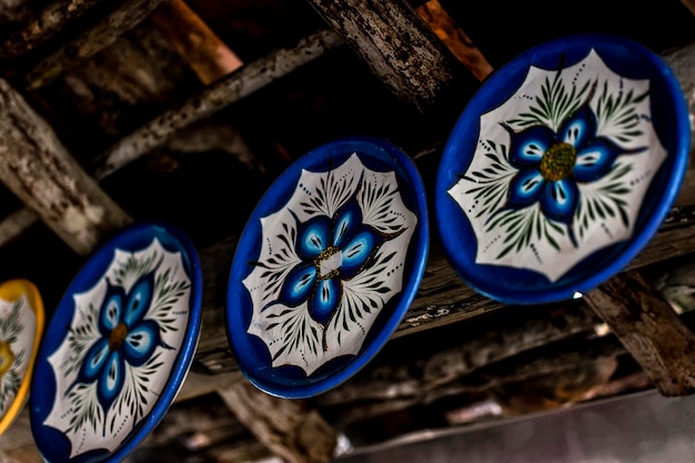 Foto maragogipinho, bahia, brasilien - 11. januar 2016: die kunst der keramik in maragogipinho, bahia. größtes töpferzentrum in lateinamerika.