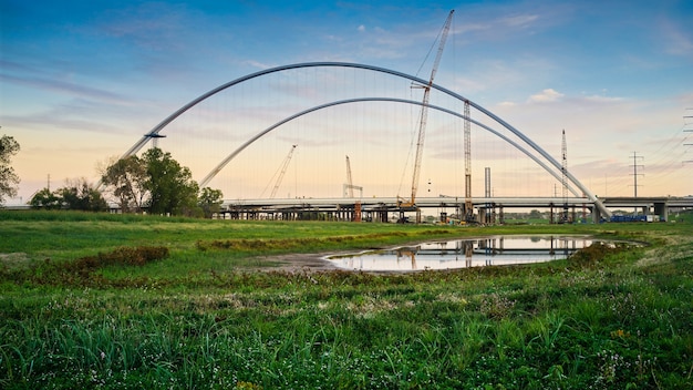 Maragret McDermott Brücke im Bau während des Sonnenuntergangs