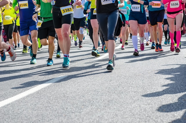 Foto marathon-laufrennen viele läuferfüße auf straßenrennen-sportwettbewerb