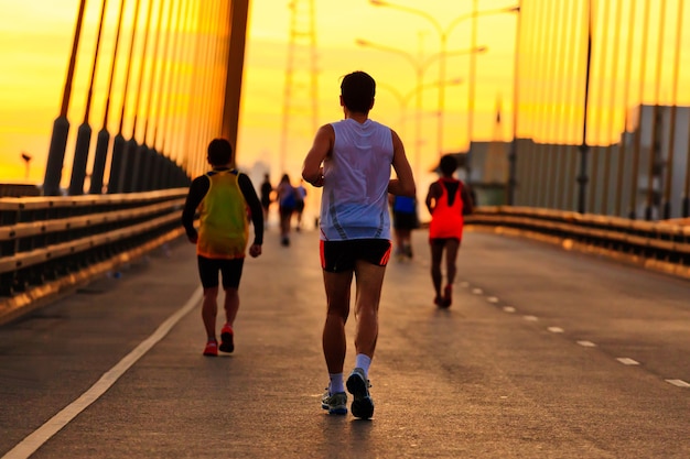 Marathonläufer, die morgens laufen