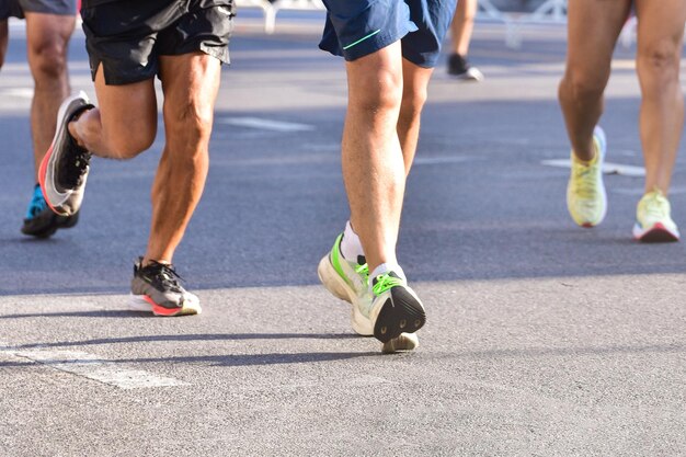 Marathonlauf im Morgenlicht Menschen laufen auf der Stadtstraße Detail auf den Beinen Schritt Spaziergang und Outdoor-Übung Aktivitäten Konzept