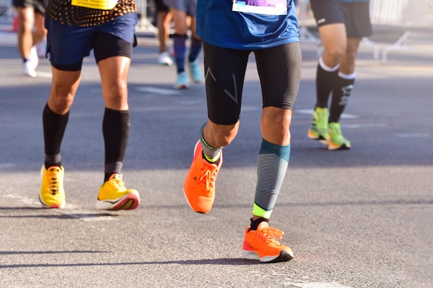 Marathonlauf im Morgenlicht Menschen laufen auf der Stadtstraße Detail auf den Beinen Schritt Spaziergang und Outdoor-Übung Aktivitäten Konzept