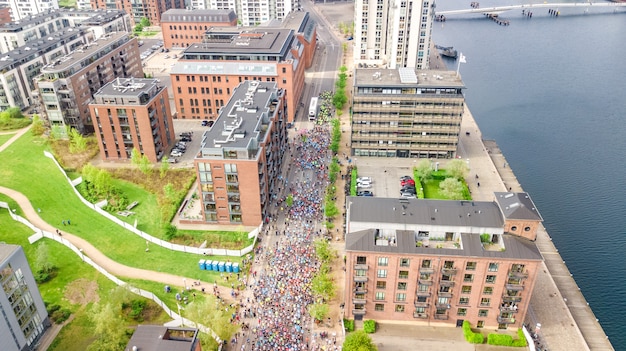 Marathonlauf, Luftaufnahme der Start- und Ziellinie mit vielen Läufern von oben, Straßenrennen, Sportwettkampf, Kopenhagener Marathon, Dänemark