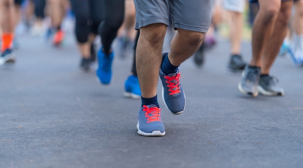 Marathonlauf Menschen Füße auf der Straße.