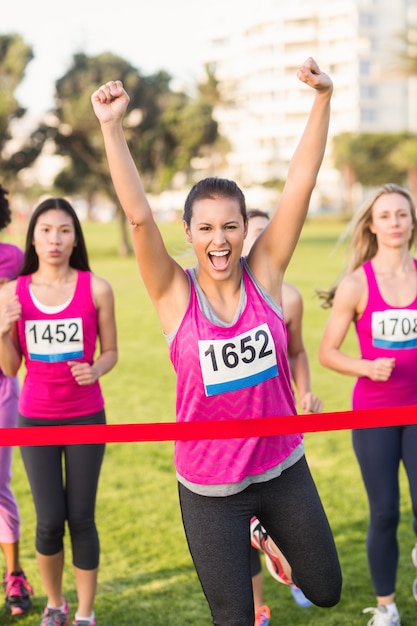 Maratón de cáncer de mama ganador de brunette que anima