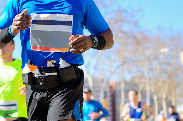 Maratón carrera, corredores en carretera, deporte, fitness y concepto de estilo de vida saludable