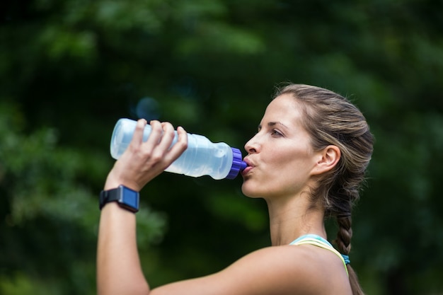 Maratona atleta correndo água potável