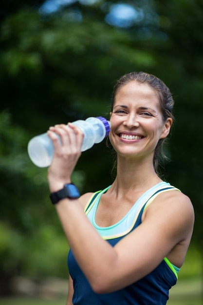 Maratona atleta correndo água potável