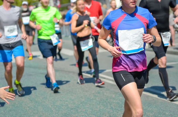 Foto maratona corrida, corredor de mulher em corridas de automóveis, executar a competição de esporte, fitness e conceito de estilo de vida saudável