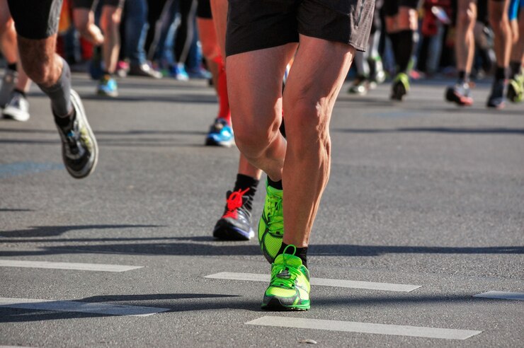 Foto maratona corrida, muitos pés de corredores em corridas de automóveis, competição esportiva, fitness e conceito de estilo de vida saudável