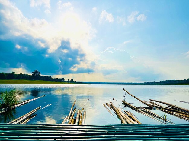 Foto maravilha da natureza lao nam houm reservoir paisagem natural com água doce e céu azul pdr lao