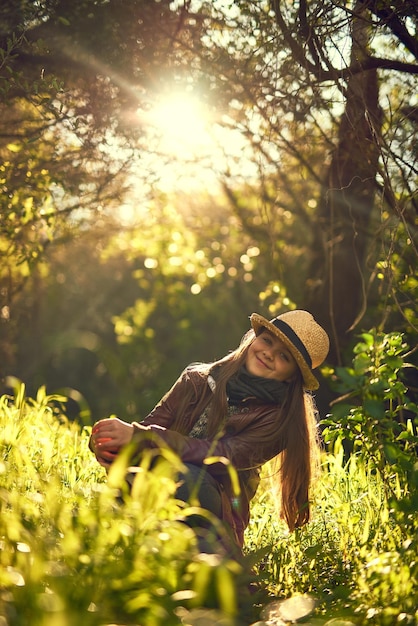 Maravilha na floresta Foto de uma jovem desfrutando de algum tempo ao ar livre