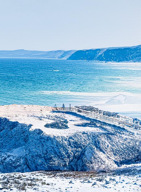 Maravilhas do inverno e paisagem de fantasia de natal congelada costa do mar e montanhas cobertas de neve.