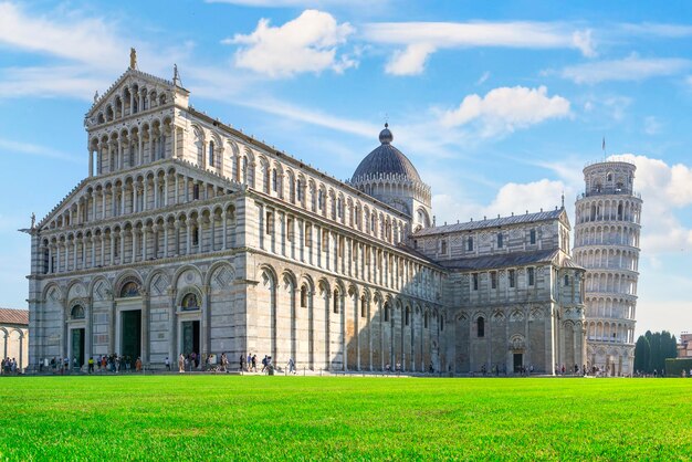 Foto maravilhosa arquitetura na praça dos milagres, em pisa, itália