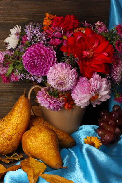 Foto maravilhosa natureza morta de outono com frutas