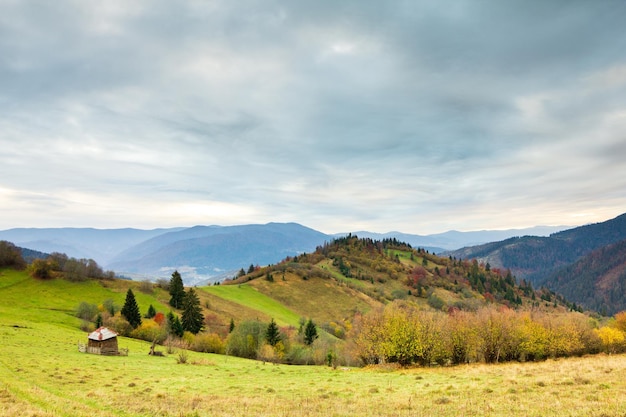 Maravilhosa paisagem de outono com lindo céu azul e nuvens majestosas Forest Sunset Beautiful Fall Season Forest Mountain Sunset Orange Colors Espiritualidade Inspiração Férias Conceito