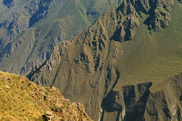 Maravilhosa vista do Desfiladeiro de Colca com o mirante da Cruz del Condor dos Andes, na região de Arequipa, no Peru