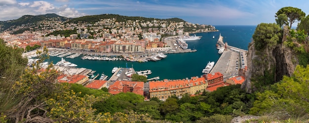 Maravilhosa vista panorâmica aérea do porto antigo de Nice e casas históricas coloridas no dia ensolarado de verão com céu azul, Nice, Riviera Francesa, Cote d'Azur, França