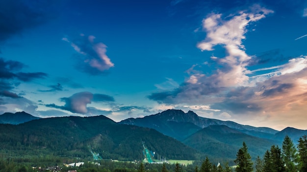 Maravilhosas montanhas Tatra ao anoitecer vista de Zakopane