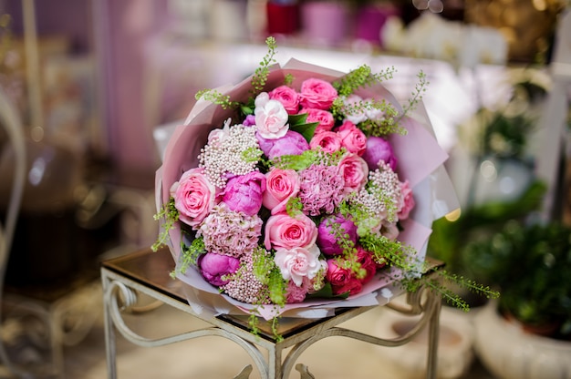 Maravilhoso buquê de rosas cor de rosa, violetas e brancas peônias decoradas com folhas verdes