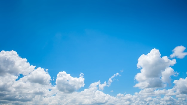 Maravilhoso céu azul e nuvens brancas panorama