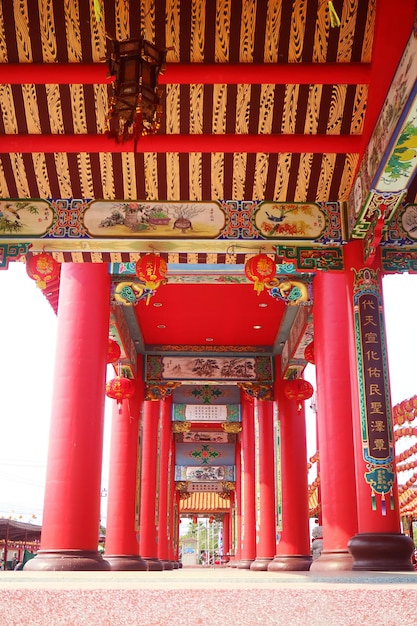 Foto maravilhoso corredor da frente do templo budista chinês sian lo tai tian kong, na tailândia