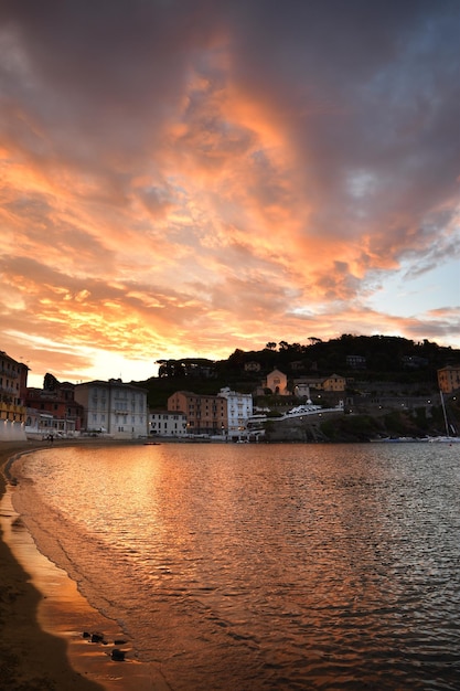 Maravilhoso nascer do sol na praia da Baía do Silêncio na Ligúria uma atmosfera de sonho