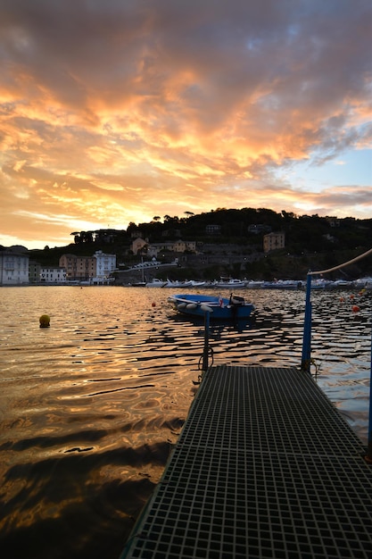 Maravilhoso nascer do sol na praia da Baía do Silêncio na Ligúria uma atmosfera de sonho