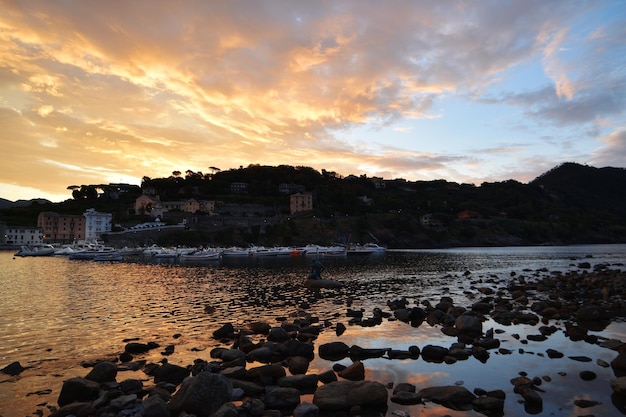 Maravilhoso nascer do sol na praia da Baía do Silêncio na Ligúria uma atmosfera de sonho