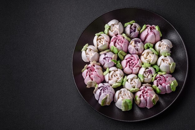 Foto maravilhosos e saborosos marshmallows em forma de botões de tulipa