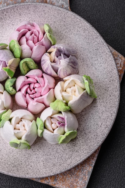 Foto maravilhosos e saborosos marshmallows em forma de botões de tulipa